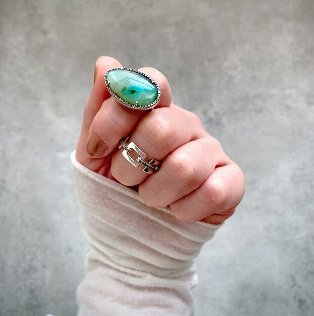 1点ものの大きなオパールリングの美しい輝きに恋に落ちて衝動買い!【Adlin Hue】の天然石リング