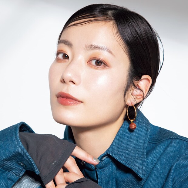 トーンの美容液下地×イプサのスティック美容液でツヤ倍増。桑原優季さんのベースメイクがすごい！