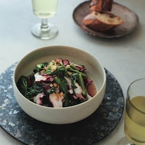 刻みにんにくと花椒粉で仕上げる『たこと菜の花のオイル煮』で、家飲みおつまみに新たな風が吹く！