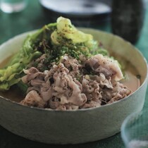 すぐできるのにウマ過ぎじゃない!? お酒にもごはんにも合う『豚バラと春キャベツのだし煮』レシピ