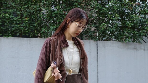 【40代スナップ】使える「レイヤード見えアウター」と花柄パンツの激洒落コーデ｜山本莉昌子さん