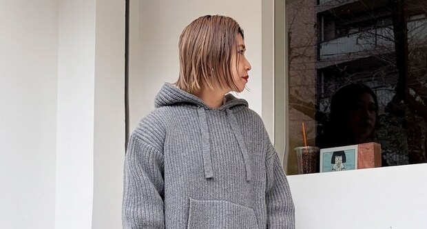 【40代スナップ】一枚でもレイヤードでも！ 「ニットフーディ」がこの冬超使えます｜藤田飛鳥さん