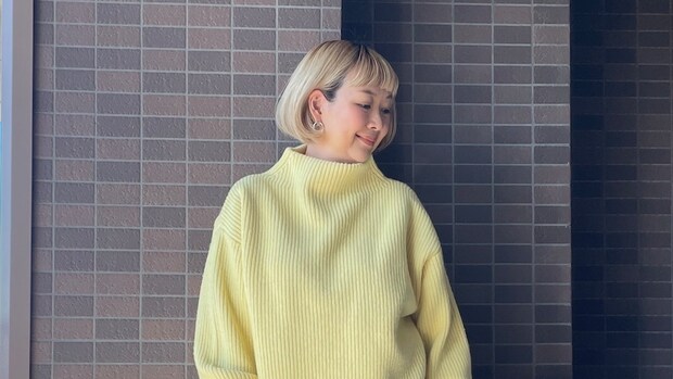 【40代スナップ】あざやかな「レモンイエロー」のニットをデニムでさらに映え見せ｜渡邉昇愛さん