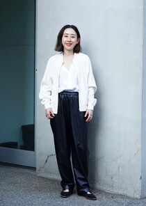 真っ白ブルゾン×レザーで大人のカジュアルは上品に【365 DAYS SNAP】手塚貴美子さんの私服