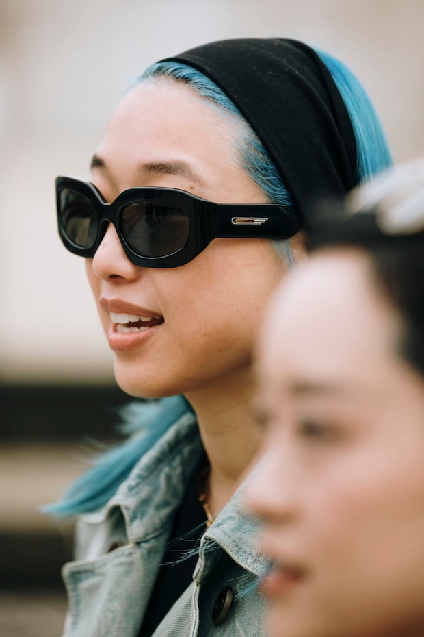 ヘアバンドにバラクラバ、キャップで冬服に変化を。海外ストリートで見つけたヘアアクセの達人10選