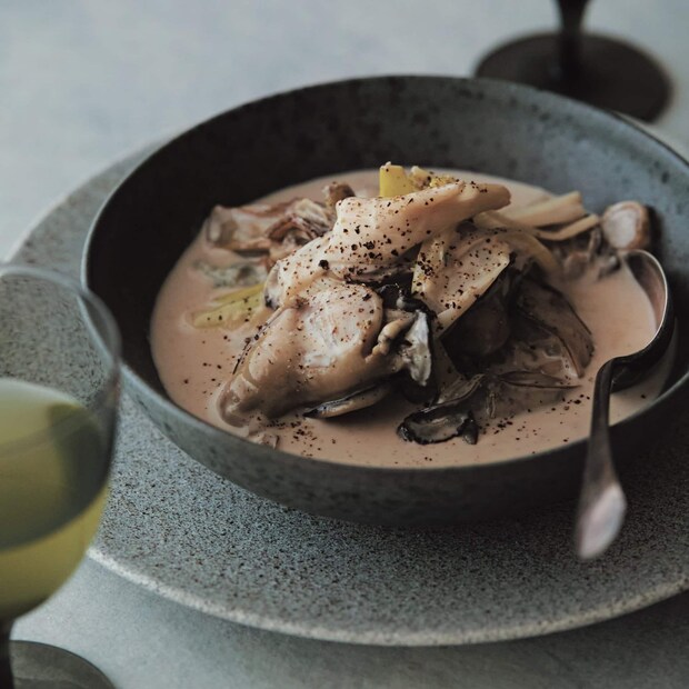 絶品！ブルーチーズで仕上げる『かきと長ねぎのチーズクリーム煮』で休日はワインをいただきましょ♡