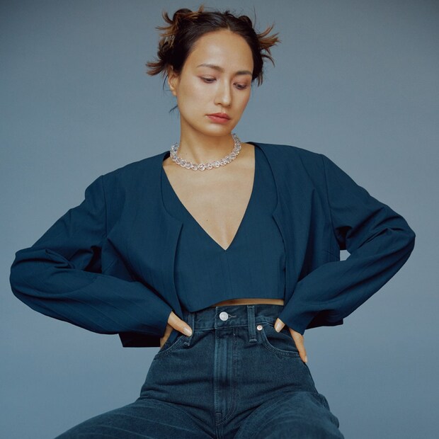 【クロップド丈】で旬のバランスを手に入れる。百々千晴さんと考える大人のためのリアル春トレンド