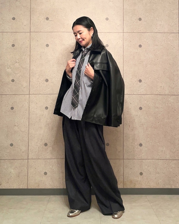 ストライプ＆レザーシャツのレイヤードが旬！【365 DAYS SNAP】足立優子さんの私服スタイル