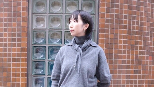 【40代スナップ】「ニット盛り」レイヤードをハーフパンツと黒ブーツで引き締め！｜上澤有加さん