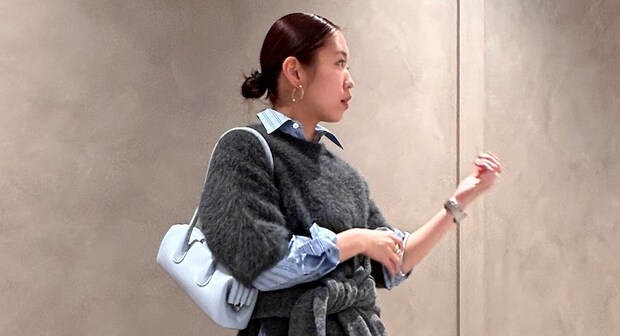 【40代スナップ】シンプルコーデは今季「ニット巻き巻き」で洒落見えします！｜薄井悠さん