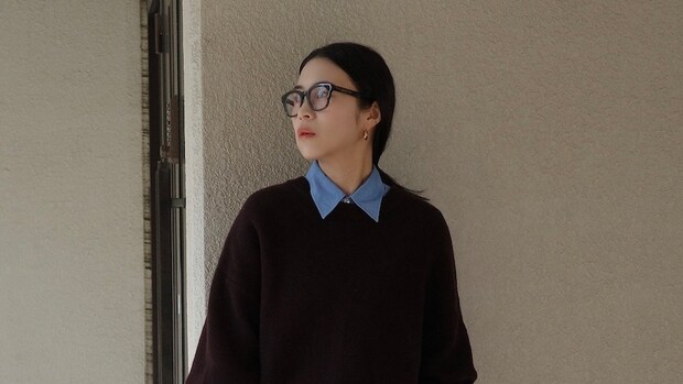 【40代スナップ】「ブラウンニット」はブルーのシャツでさらに旬度が加速します！｜佐藤有華さん