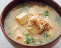 納豆、ひき肉、小松菜…具だくさんでごはんもすすむ！とろっとおいしい伝統料理【納豆汁】レシピ