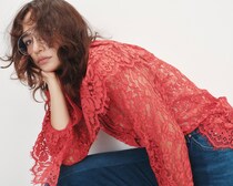 大人が取り入れる【派手ブラウス】と【レトロなメガネ】はハズしにもデイリーにも超使える！