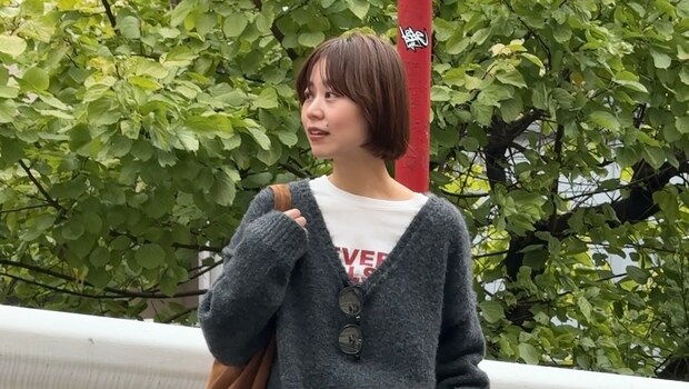 【40代スナップ】萌え袖を通りこした「スーパービッグ」なニットが可愛くて使える！｜misatoさん