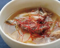 肉の旨みが大根にしみしみ…ごはんがすすむ！韓国風の滋味溢れる味わいの【牛肉と大根のスープ】