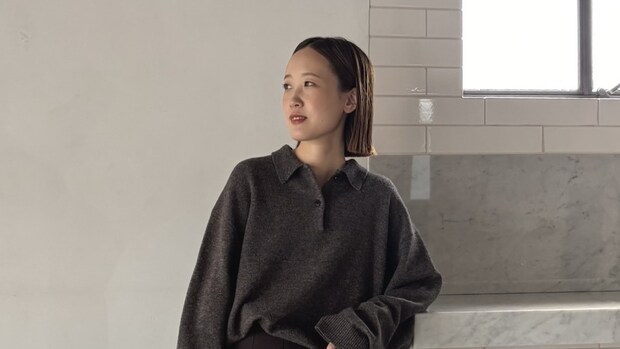 【40代スナップ】「襟付きニット」のワントーン×トラッドコーデが旬で素敵♡|大山真理さん