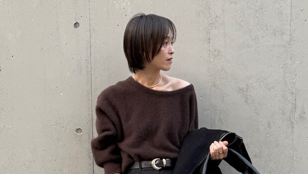 【40代スナップ】コーデの「女度」を上げる大人肌見せ×やわらか素材感のニット｜山下咲知子さん