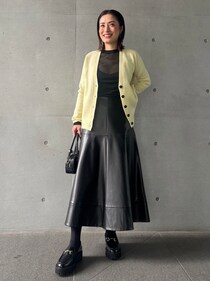 【40代スナップ】冬の黒コーデに一点「レモンイエロー」のニットが最高に映える！｜高岡瞳さん