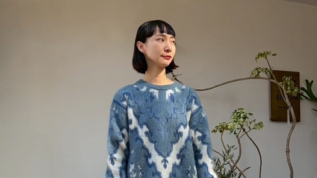 【40代スナップ】冬の主役「柄ニット」に旬素材の「ベロア」合わせでより素敵に！｜山口優さん