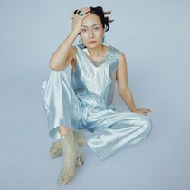 今年の流行は箔のような【ギラッ】と輝くメタリック。百々千晴さんが大人の着こなしレクチャー！