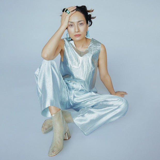 今年の流行は箔のような【ギラッ】と輝くメタリック。百々千晴さんが大人の着こなしレクチャー!