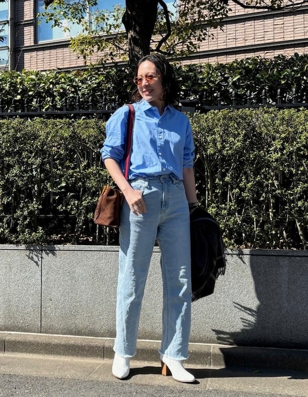 春はサックスブルーのシャツとデニムで全身ブルーがキテる!【365 DAYS SNAP】出原杏子さんの私服