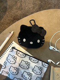 オトナミューズ1月号付録はモノトーン【ハローキティ】ポーチ❤︎ モコモコとサテンが大人可愛い！