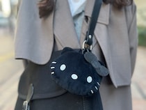 ちょいギャルで可愛い♡黒い【ハローキティ】フェイスポーチで40代もバッグチャームデビュー！