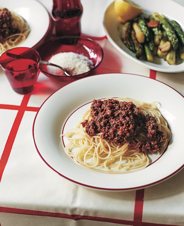 【楽しておいしい毎日ごはん】「ミートソーススパゲティ」と「焼きアスパラガスのサラダ」レシピ