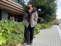 ゲンズブールがお手本!? ツイードコートにVネック＆肩かけニットで絶妙なヌケ感を【メンズ服に学ぶ】