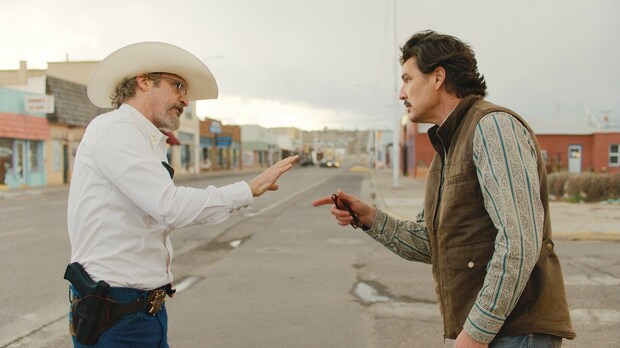 陰謀論うずまくSNSに影響されまくると…⁉『エディントンへようこそ』ほか【12月注目映画2選】