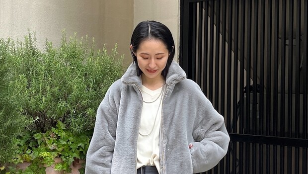 【40代スナップ】旬です！「ファーブルゾン」を主役見せするスッキリコーデ｜尾崎こずえさん