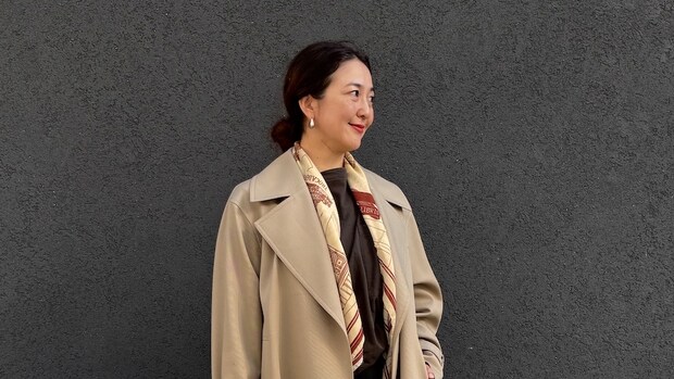 【40代スナップ】一枚は欲しい♡ ドラマチックな「大人トレンチ」を主役見せ！｜河野なみこさん