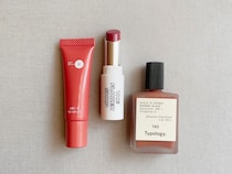 ノールックでさっとまとって「ケア」も「洒落感」も叶う【冬の乾燥唇に効く色づきリップ】３選