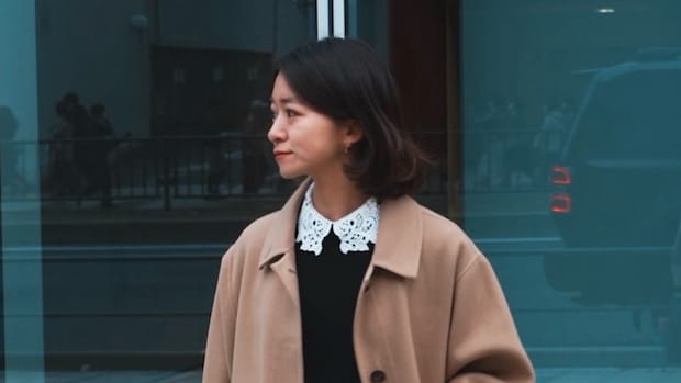 【40代スナップ】キレイめコートにミディ丈スカート合わせがトラッドで洒落てる！｜小川ゆりさん