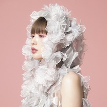 春はあけぼの夏は夜──。鈴木えみが纏う、ケイタマルヤマ最新コレクション