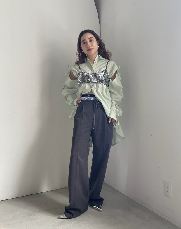 甘めシャツ×ぎんぎらぎんビスチェでエッジーに【365 DAYS SNAP】AMERI加藤優花さんの私服