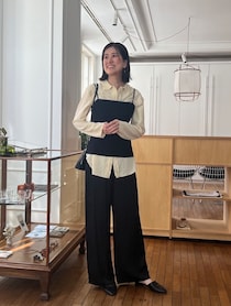 パステルイエローのシャツでいつものモノトーンから脱出！【365 DAYS SNAP】山本了子さんの私服