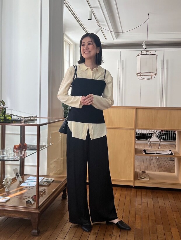 パステルイエローのシャツでいつものモノトーンから脱出！【365 DAYS SNAP】山本了子さんの私服