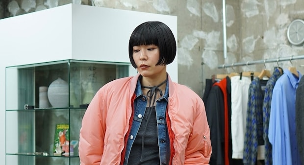 【40代スナップ】ライナー付きで調節可能!「ピンクのMA-1」が大人可愛くて使える|新垣結花莉さん