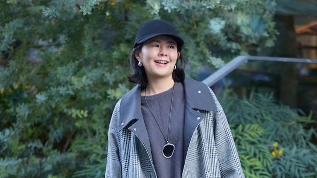 【40代スナップ】大人のモノトーンコーデは「柄」「素材感」、小物で華やか見せ!|足立優子さん