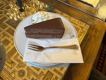 「ザッハトルテ」発祥の地【ウィーン】で、20か国を旅した2025年を振り返る｜清水みさと連載