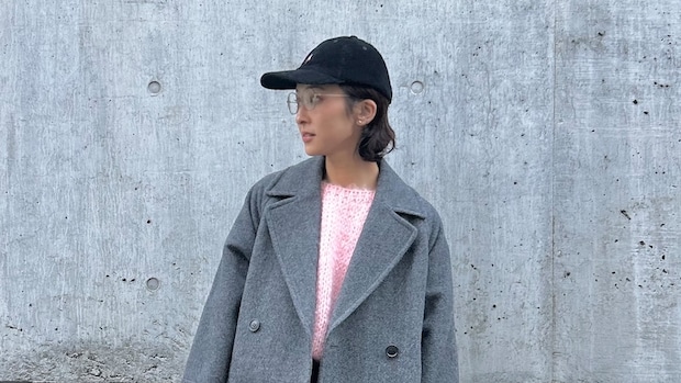 【40代スナップ】定番グレーコートに「ピンクニット」のチラリ見せが可愛い!|西本真希さん