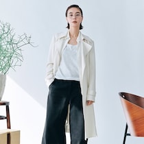 白いトレンチがさすがセオリー！Tシャツにシャツを重ねた洗練モノトーンコーデに注目【THEORY】