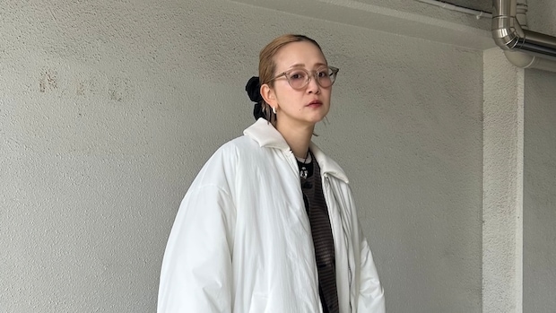 【40代スナップ】ふわふわ軽くてあったか「白ダウン」で明るい冬映えコーデに！｜波田桜子さん