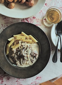 マッシュルームが旬です。『牛肉のサワークリーム煮』でビストロ気分を味わおう♡【簡単ホムパレシピ】