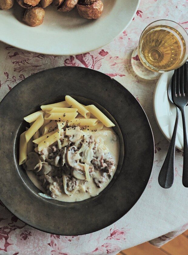 マッシュルームが旬です。『牛肉のサワークリーム煮』でビストロ気分を味わおう♡【簡単ホムパレシピ】