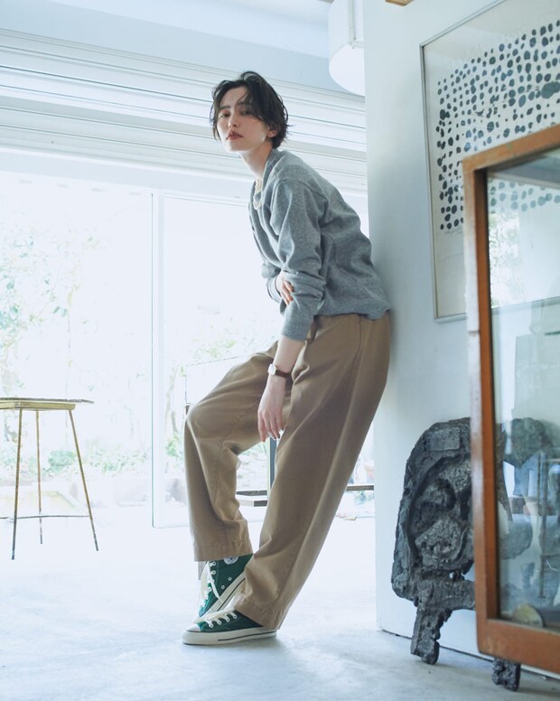 40代のスエット＋チノパンのカジュアル着まわしには、チラ見せ白T＆ジュエリーが欠かせない！