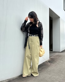 華やかなレースシャツでカジュアルパンツをシックに【365 DAYS SNAP】戸田和美さんの私服コーデ