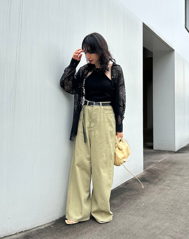 華やかなレースシャツでカジュアルパンツをシックに【365 DAYS SNAP】戸田和美さんの私服コーデ